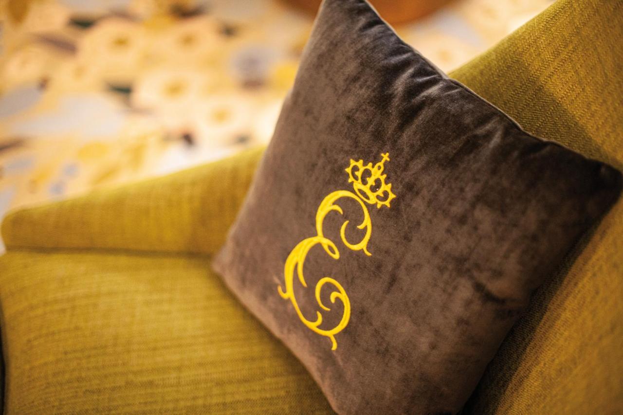Hotel-Restaurant Erbprinz Ettlingen Εξωτερικό φωτογραφία The hotel's logo on a cushion
