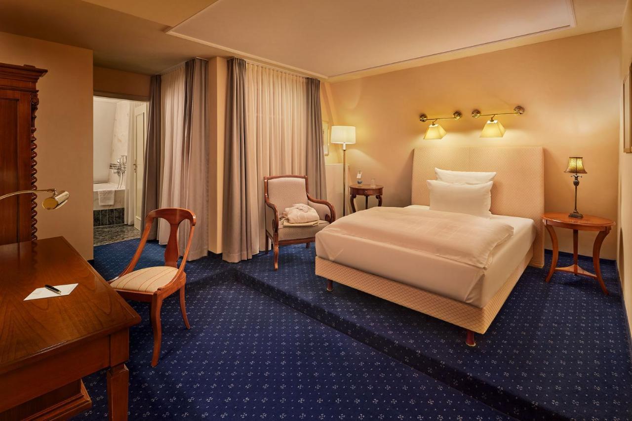Hotel-Restaurant Erbprinz Ettlingen Εξωτερικό φωτογραφία A room at the Hotel de France