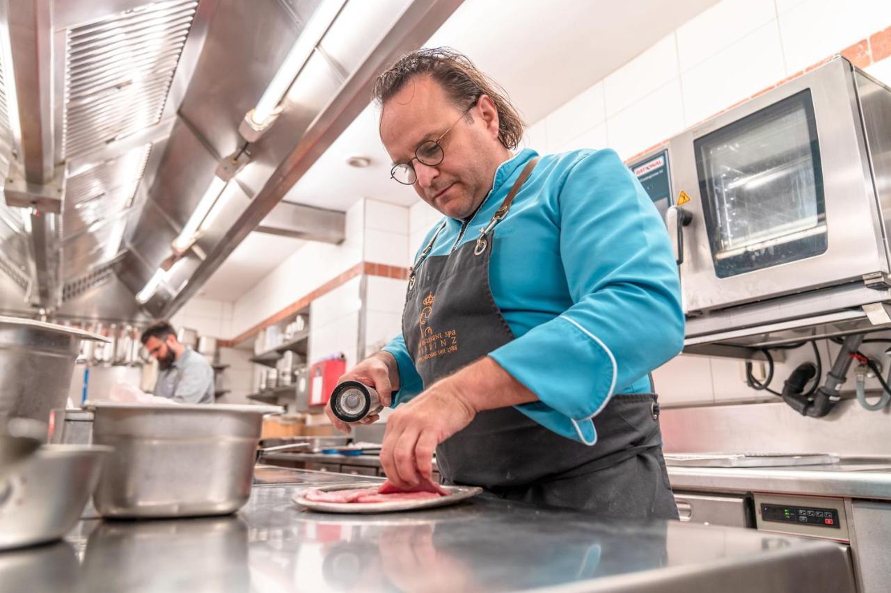 Hotel-Restaurant Erbprinz Ettlingen Εξωτερικό φωτογραφία Chef preparing a dish