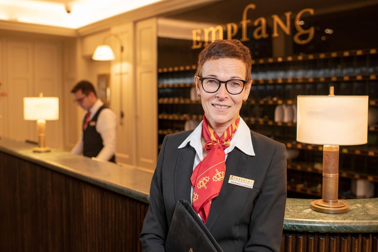 Hotel-Restaurant Erbprinz Ettlingen Εξωτερικό φωτογραφία A hotel receptionist at the front desk