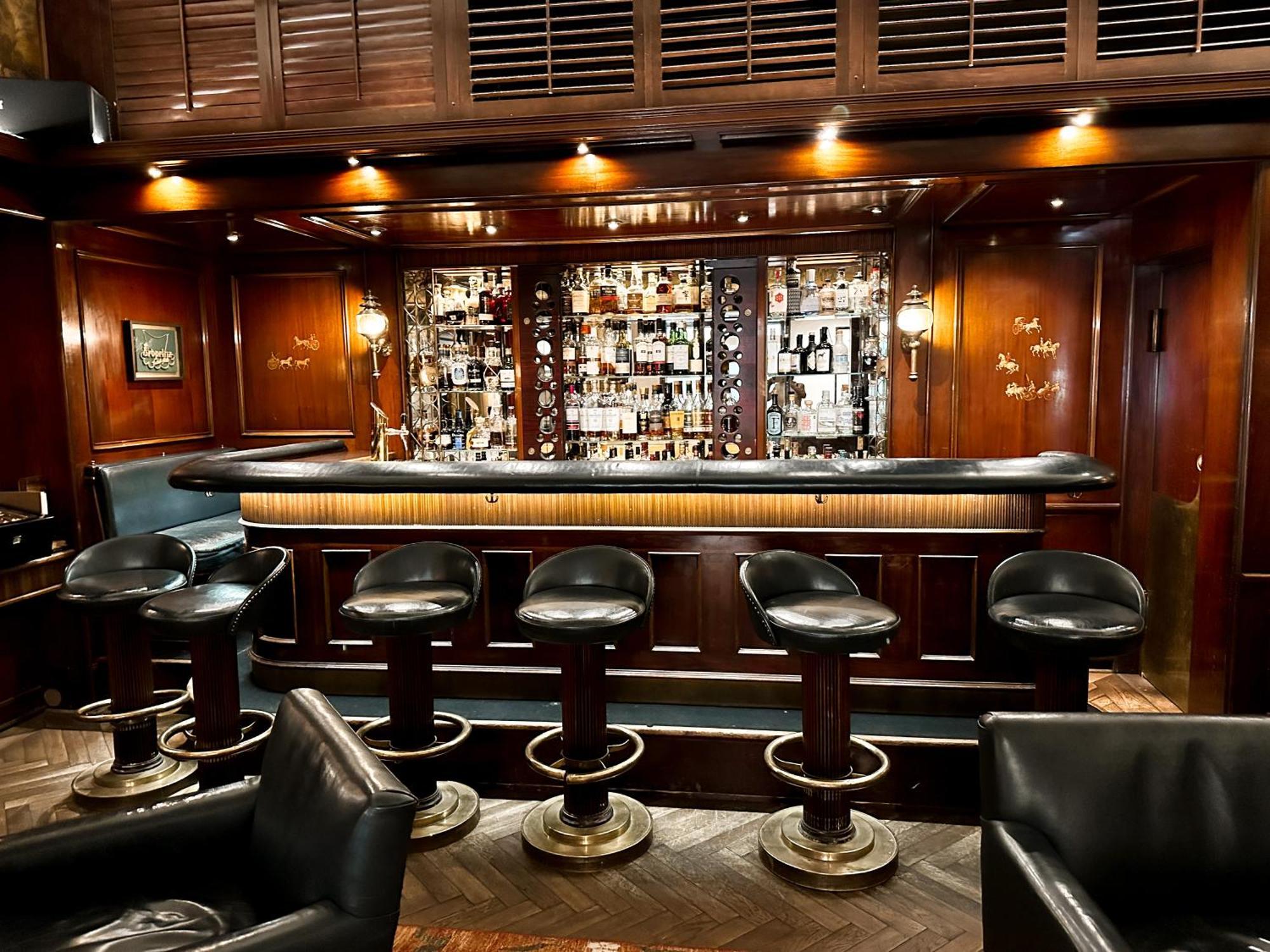 Hotel-Restaurant Erbprinz Ettlingen Εξωτερικό φωτογραφία The bar at the Polo Club