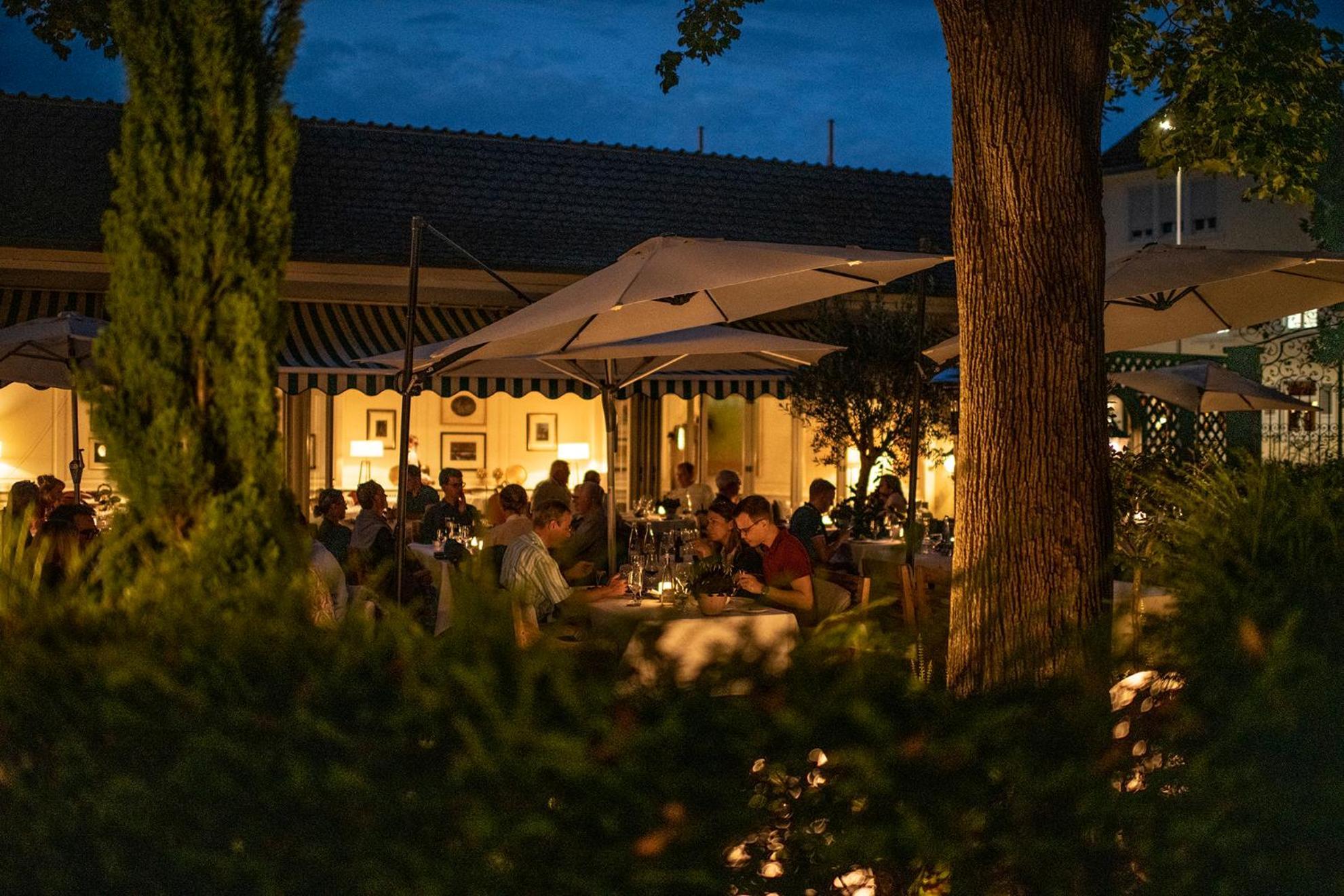 Hotel-Restaurant Erbprinz Ettlingen Εξωτερικό φωτογραφία The restaurant at night